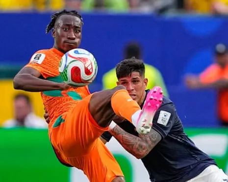 Yan Diomande, left, and Ecuador's Piero Hincapie battle for the ball during the World Cup Group E soccer match between Ivory Coast and Ecuador in Philadelphia, Sunday, June 14, 2026